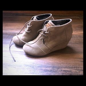 TOMS WEDGE BOOTIE SZ W5 🤎